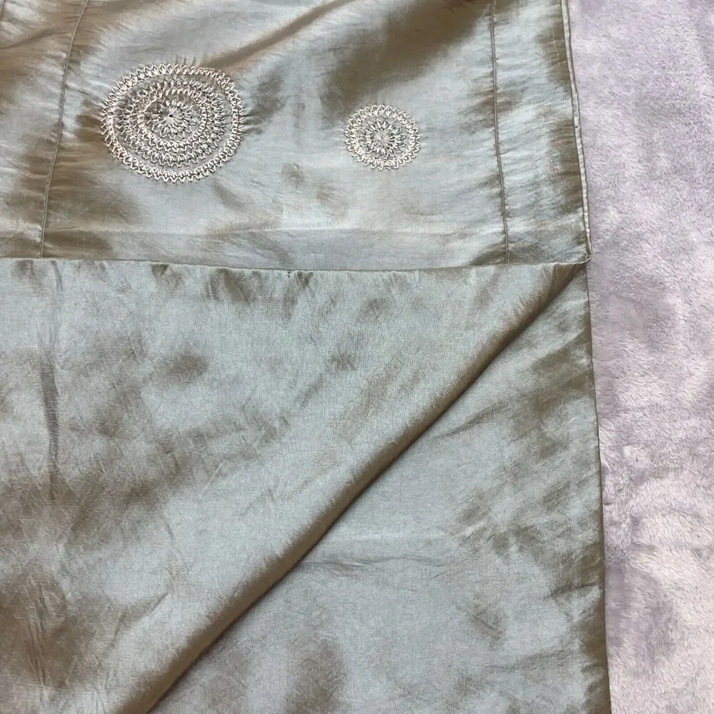 Elegant Shimmery Table Runner‎ Oliver Pewter Embroidered Medallions 14